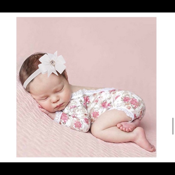 Newborn lace romper with matching bow - Picture 2 of 7